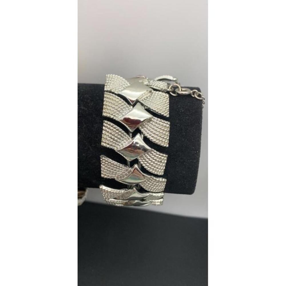 Vintage Coro Silver Tone Bow Link Bracelet W Textured Ribbon & Smooth Center